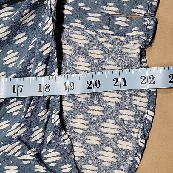 Loft. Size S, Ikat Tie Hem Button Back Top. Sleeveless, Excellent Used Cond. - Picture 9 of 12